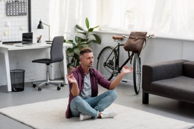 office evde yoga pratik katta oturan adam konsantre 
