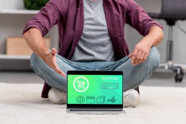 Kırpılan dizüstü online alışveriş çizim ile işaret adam görünümünü