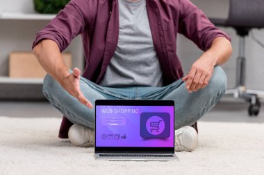 Kırpılan dizüstü online alışveriş çizim ile işaret adam görünümünü