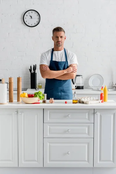 Hombre Guapo Delantal Con Los Brazos Cruzados Pie Cocina —  Fotos de Stock