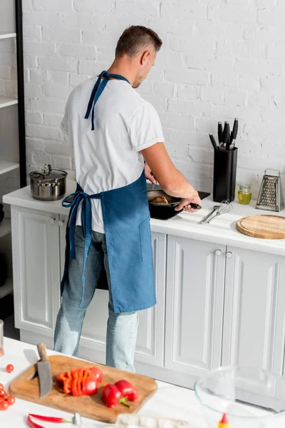 Visão Traseira Homem Preparando Bife Panela — Fotografia de Stock