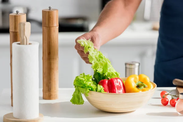 Teilansicht Der Männlichen Hand Die Salat Hält — Stockfoto