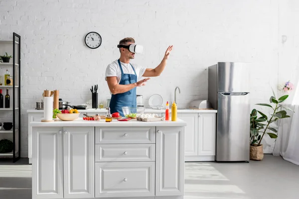 Adult Cooker Virtual Reality Headset Standing Kitchen — Stock Photo, Image