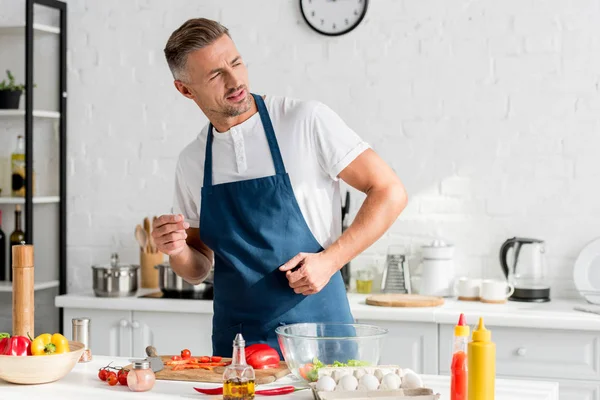 キッチンでは食材とテーブルの近くに立って大人の男 — ストック写真