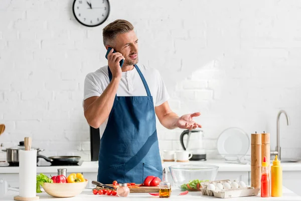 Homem Adulto Falando Smartphone Cozinha — Fotografia de Stock