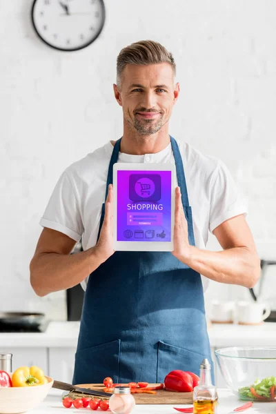 Hombre Sosteniendo Tableta Digital Con Ilustración Compras Línea Cocina — Foto de Stock