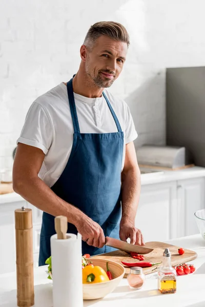 Volwassen Man Snijden Chilipeper Snijplank Keuken — Stockfoto