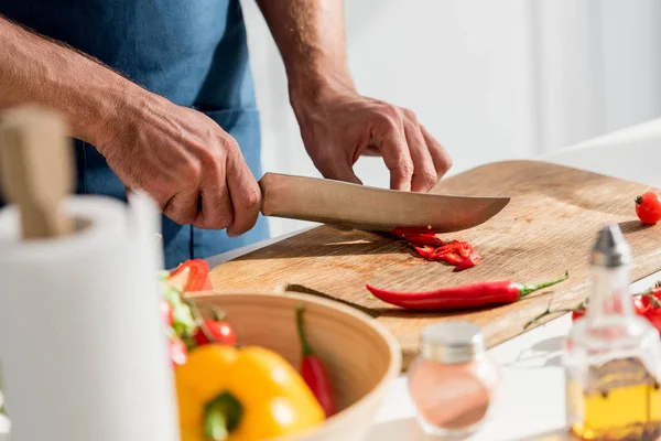 Close View Male Hands Cutting Chili Peppers Chopping Board — Free Stock Photo