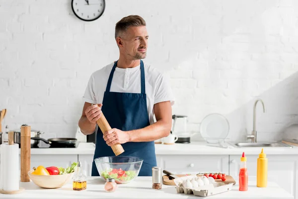 Homem Adulto Bonito Avental Salada Salga Cozinha — Fotografia de Stock