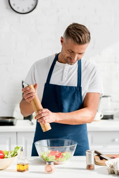 Handsome Adult Man Apron Salting Salad Kitchen — Free Stock Photo