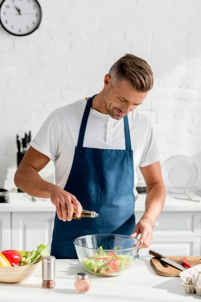 Vuxen Man Lägga Olja Sallad Kök — Stockfoto