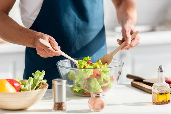 Delvis Skymd Utsikt Över Manliga Spis Blanda Sallad — Stockfoto