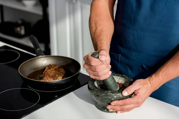 Частичный Вид Мужских Рук Дробления Специй Кухонном Столе — стоковое фото