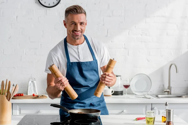 Adult Stilig Man Håller Salt Och Pepparkvarnar Kök — Stockfoto