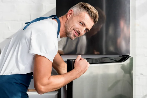 Дорослий Чоловік Відкриває Блискучі Срібні Двері Холодильника — стокове фото
