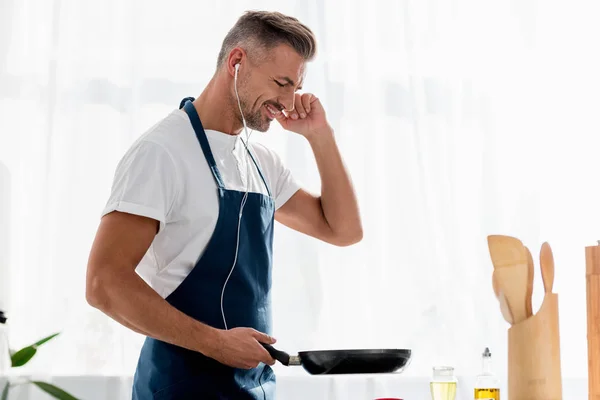 Homem Sorridente Com Fones Ouvido Pan Mão Ouvir Música Cozinha — Fotografia de Stock