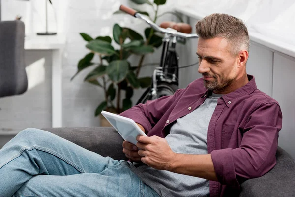 Hombre Sentado Sofá Utilizando Tableta Digital — Foto de Stock