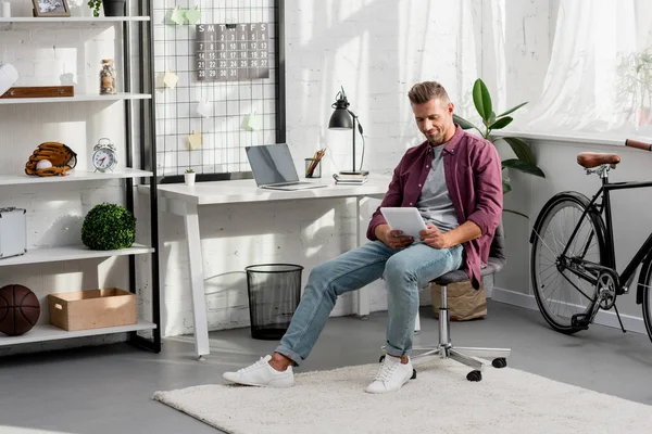 Hombre Sonriente Sentado Silla Uso Tableta Digital Casa Oficina — Foto de Stock