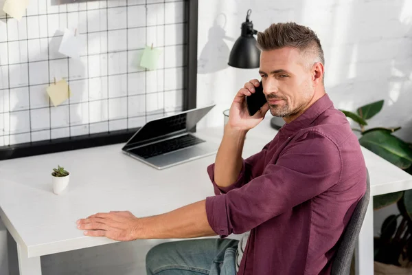 Hombre Sentado Silla Hablando Teléfono Inteligente Oficina Casa — Foto de stock gratis