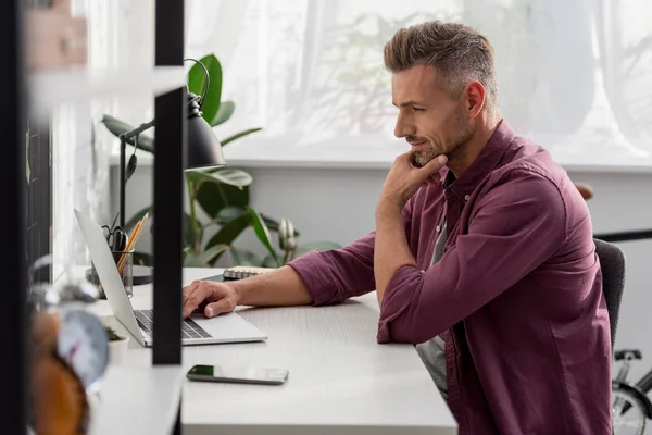 Hombre Sentado Silla Trabajando Ordenador Portátil Lugar Trabajo —  Fotos de Stock