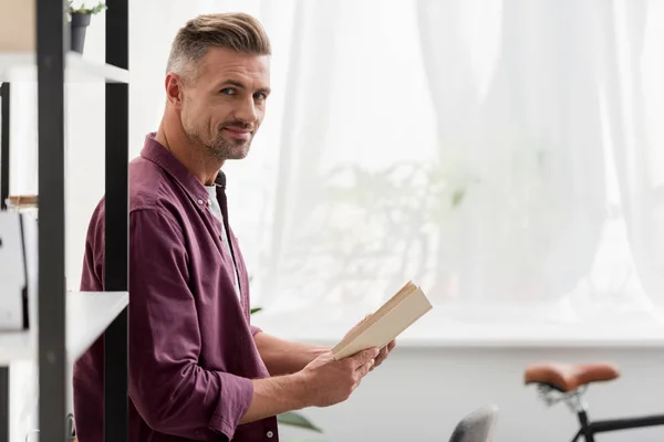 Man Standing Book Hands Home Office — Stock Photo, Image