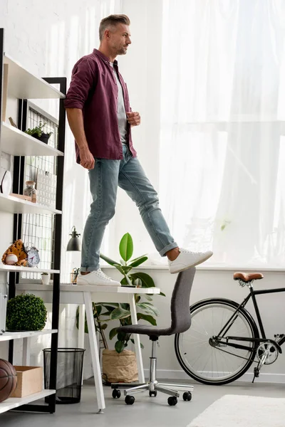 Man Stepping Table Home Office — Free Stock Photo