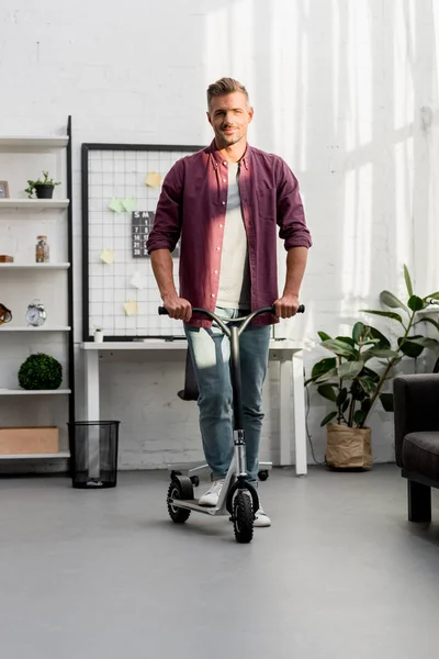 Adam Sürme Scooter Ofis Gülümseyen — Stok fotoğraf