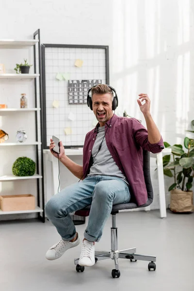 Man Muziek Luisteren Zingen Luid Zittend Stoel Thuis Kantoor — Stockfoto