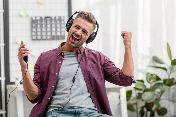 Hombre Feliz Escuchando Música Cantando Mientras Está Sentado Silla —  Fotos de Stock