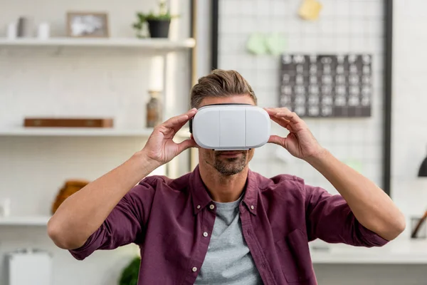 Handsome Man Virtual Reality Headset Home Office — Stock Photo, Image