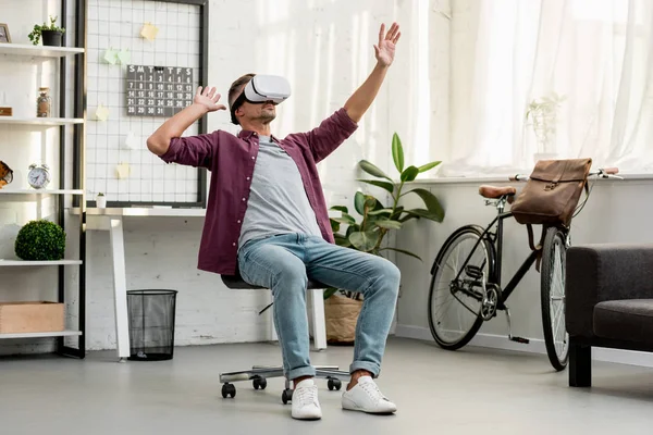 Man Sitting Chair Gesturing Virtual Reality Headset Home Office — Stock Photo, Image