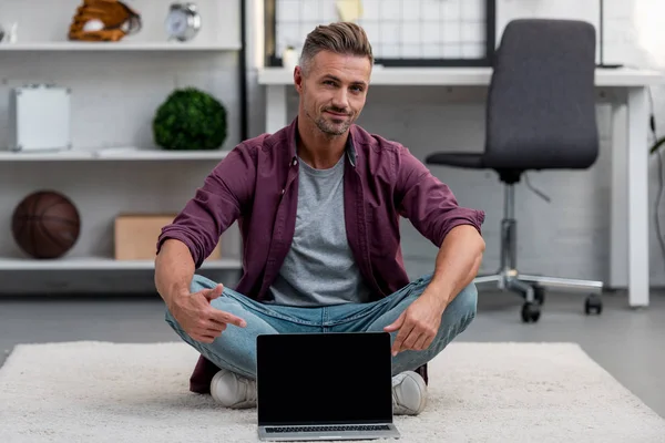 Hombre Guapo Sentado Oficina Casa Con Ordenador Portátil Apuntando Pantalla —  Fotos de Stock