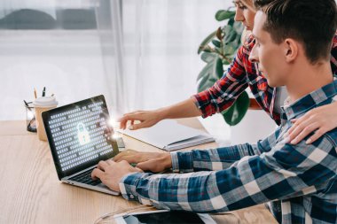 webinar meslektaşım Office ile birlikte katılan süre laptop ile siber güvenlik işareti ekranda gösteren iş kadını