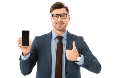 smartphone ve başparmak yukarıya üstünde izole beyaz boş ekran gösterilen takım elbiseli yakışıklı işadamı