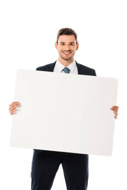 takım elbise ile beyaz izole kopya alanı boş poster gösteren işadamı gülümseyen 