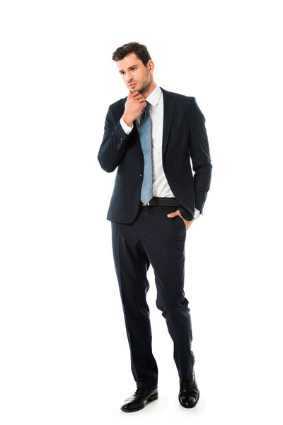 красивый вдумчивый бизнесмен в костюме, стоящий изолированный на белом
