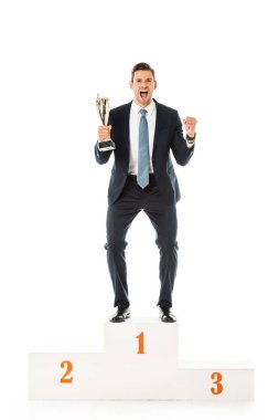 trophy Kupası ayakta beyaz izole kazanan podyum ile duygusal işadamı heyecanlı