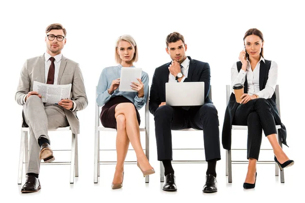 Επιχειρηματίες Και Επιχειρηματίες Που Κάθονται Στις Καρέκλες Gadgets Εφημερίδα Και — Φωτογραφία Αρχείου