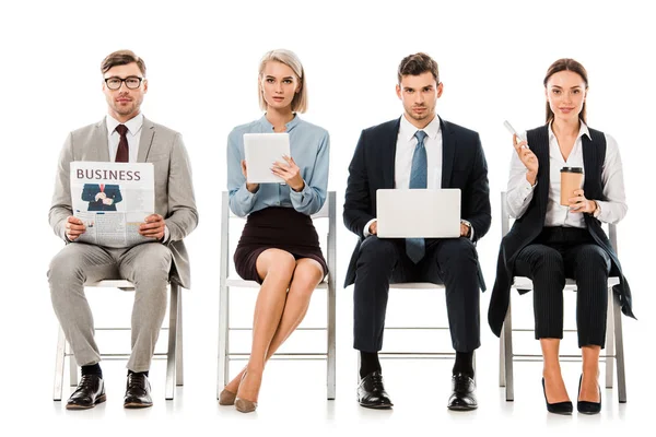 Ondernemers Zitten Stoelen Met Gadgets Krant Koffie Gaan Geïsoleerd Wit — Stockfoto