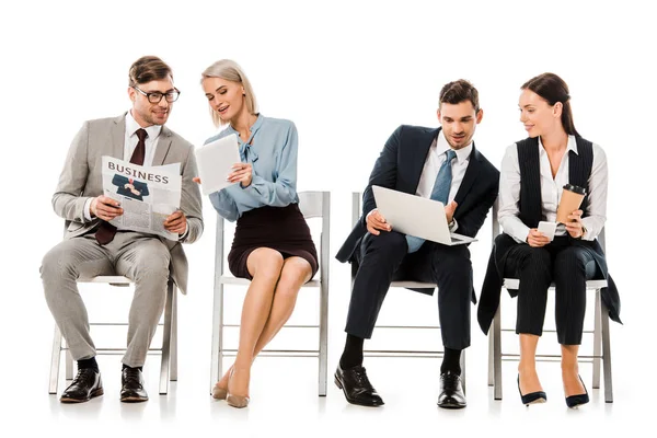 Biznesmeni Siedząc Krzesłach Dyskusji Temat Pracy Urządzeń Cyfrowych Białym Tle — Zdjęcie stockowe