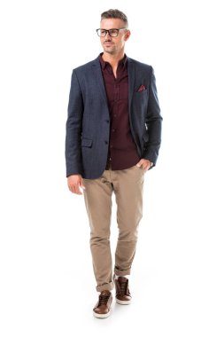 neşeli şık adam gözlük ve ceket üzerine beyaz izole poz