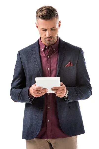 Homem Elegante Focado Jaqueta Usando Tablet Digital Isolado Branco — Fotografia de Stock Grátis