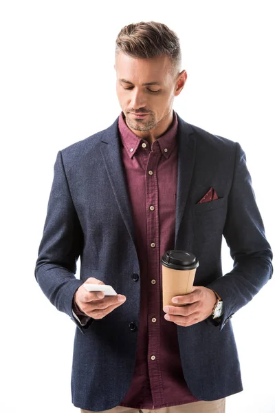 Homem Elegante Confiante Com Copo Café Papel Usando Smartphone Isolado — Fotografia de Stock