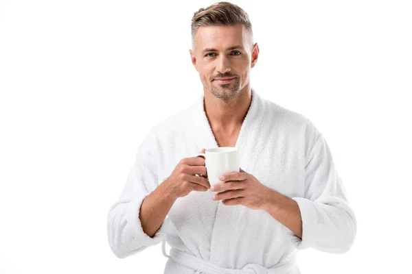Улыбающийся Мужчина Халате Держит Чашку Кофе Изолированы Белом — стоковое фото
