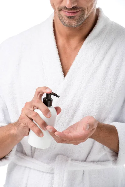 Teilansicht Des Mannes Bademantel Mit Körperlotion Isoliert Auf Weiß — Stockfoto