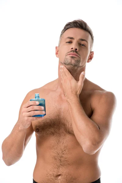 Hombre Musculoso Sin Camisa Usando Loción Afeitar Aislado Blanco — Foto de Stock