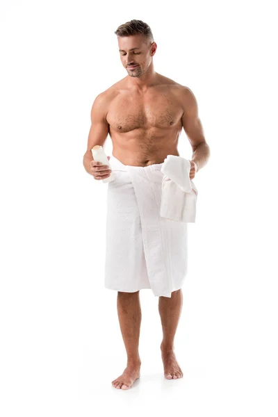 Alegre Muscular Shirtless Homem Envolto Toalha Segurando Gel Chuveiro Isolado — Fotografia de Stock