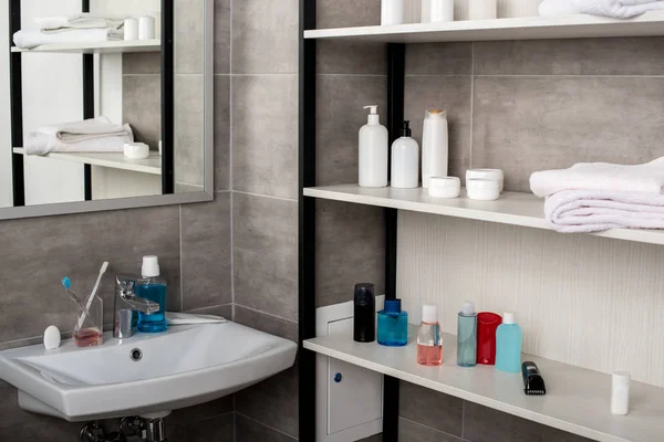 Enfoque Selectivo Baño Moderno Con Lavabos Estantes Con Productos Belleza —  Fotos de Stock