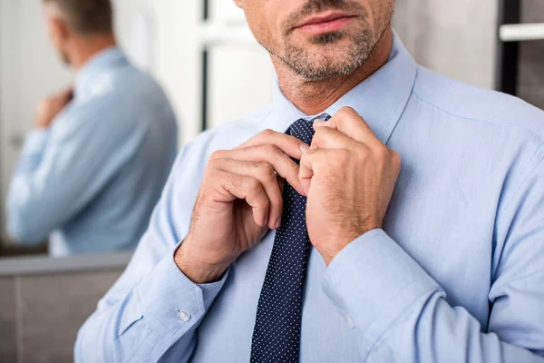 Vue Partielle Homme Affaires Attacher Cravate Dans Salle Bain — Photo