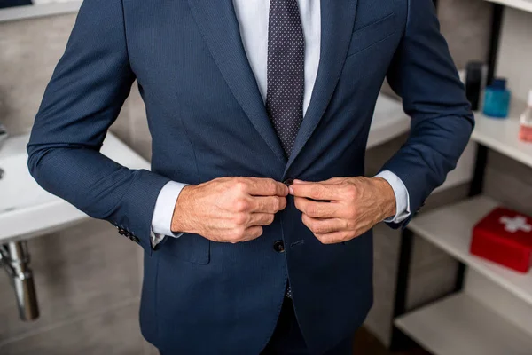 Imagen Recortada Hombre Negocios Abotonar Chaqueta Traje Baño Casa — Foto de Stock